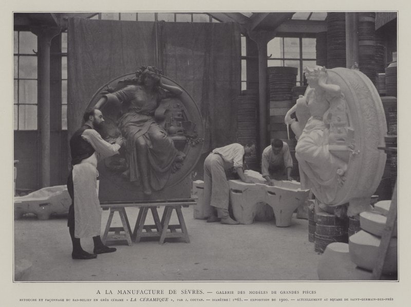 Galeria de grandes peças na fábrica de porcelana de Sevres, França (foto a p/b) de French Photographer