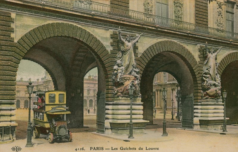 Portas do Louvre em Paris, França. Postal enviado em 1913. de French Photographer