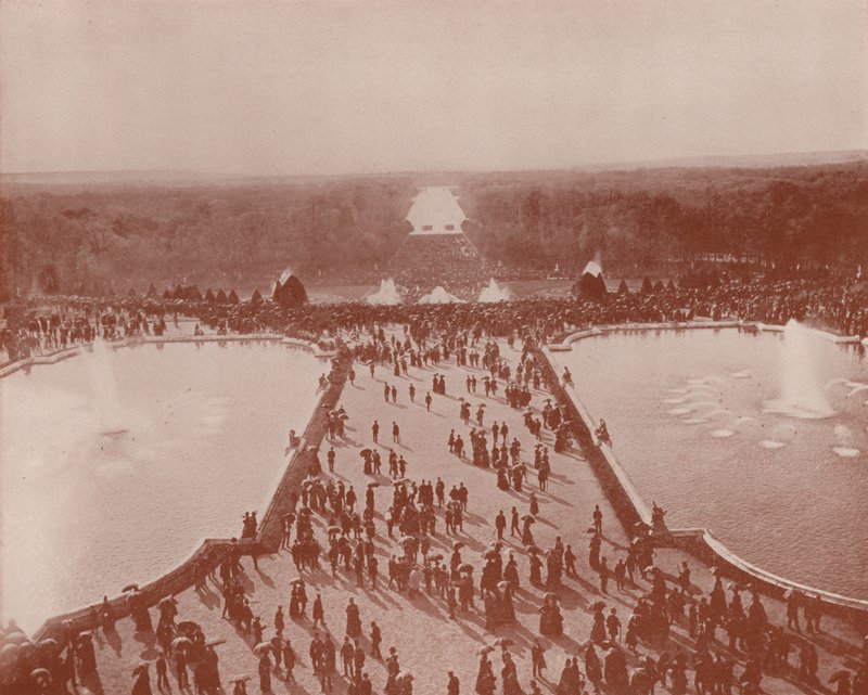 Vista Geral, do Palácio, das Grandes Eaux, Versalhes (foto a p/b) de French Photographer