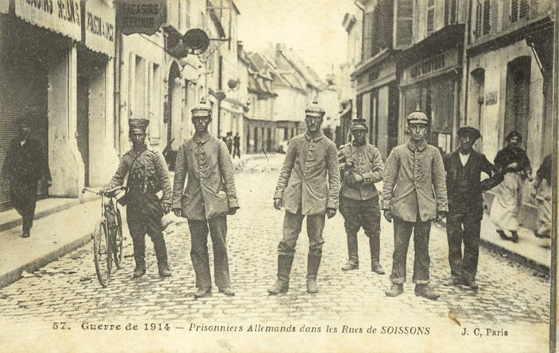 Prisioneiros alemães nas ruas de Soissons, França, Primeira Guerra Mundial (foto a p/b) de French Photographer
