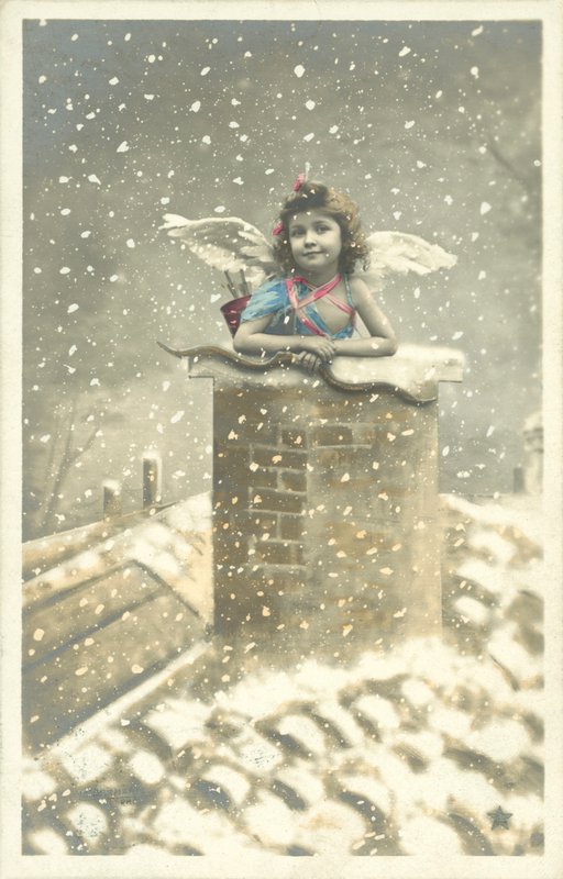Anjo de menina emergindo do pote de chaminé na neve de French Photographer