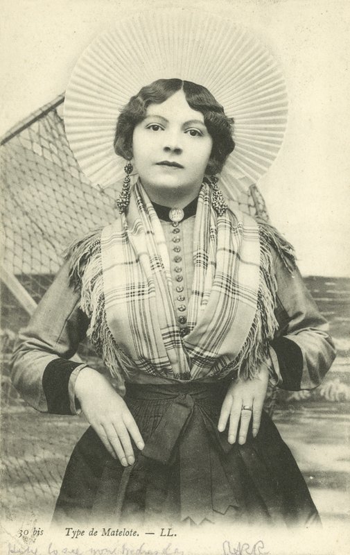 Menina vestida de matalote (cor litho) de French Photographer