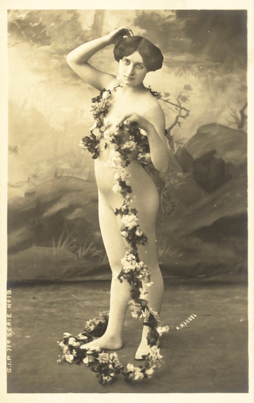 Menina, em, corpo, meia, segurando, guirlanda flores de French Photographer