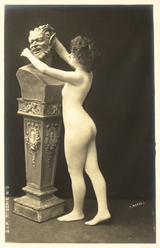 Menina na meia do corpo prestando atenção ao busto de sátiro de French Photographer