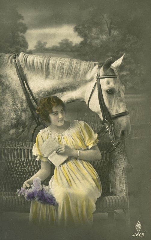 Menina sentada no sofá com cavalo branco atrás (foto a cores) de French Photographer