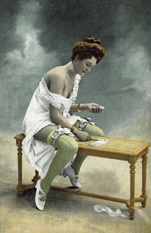Menina com meias expostas e peito jogando paciência no banquinho de madeira de French Photographer