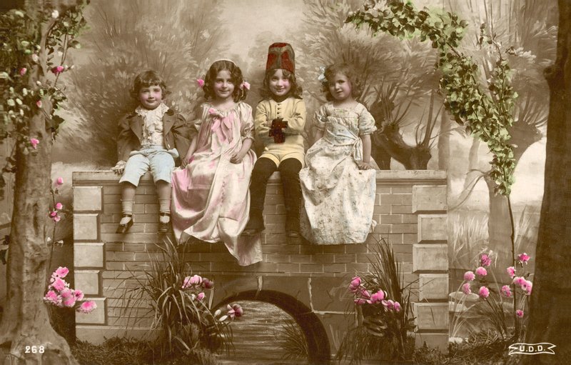 Meninas e meninos sentados na beira da ponte de French Photographer