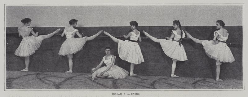 Meninas que fazem exercícios em bares numa aula de ballet (foto a p/b) de French Photographer