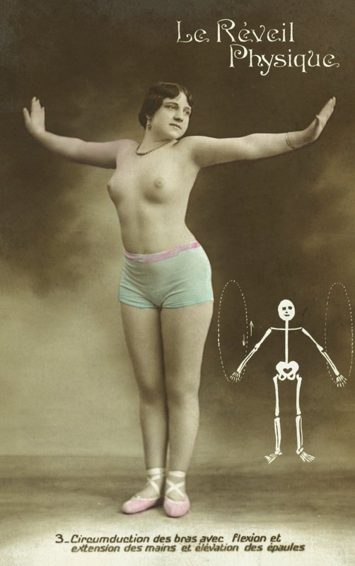Mulher meio nua a fazer exercícios (fotografia a cores) de French Photographer
