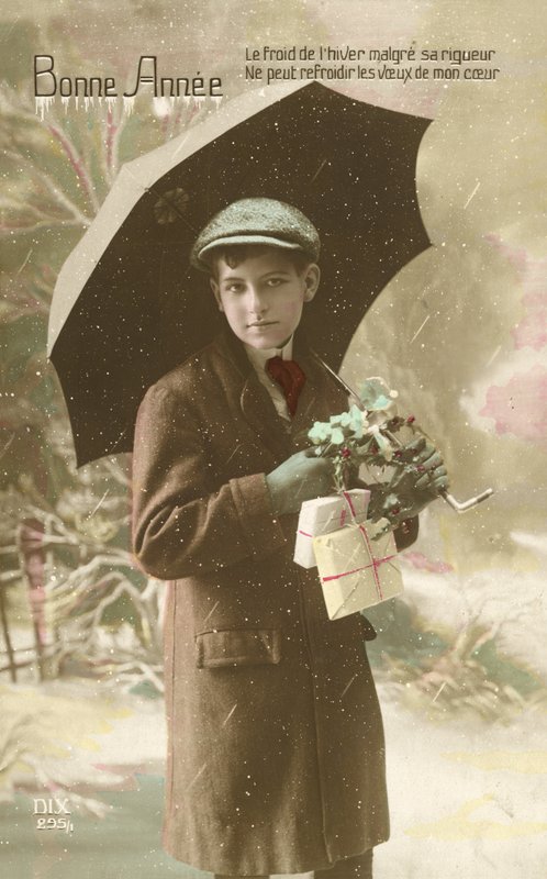 Menino bonito e bem vestido, de pé na neve com guarda-chuva (foto colorida) de French Photographer
