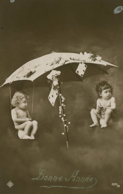 Cartão de feliz ano novo com dois bebês pendurado em um guarda-chuva, enviado em 1913 de French Photographer
