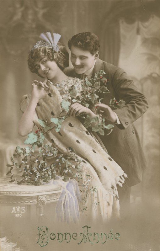 Feliz ano novo cartão de cumprimentos com par romântico segurando visco, 1913 (fotografia colorida à mão) de French Photographer