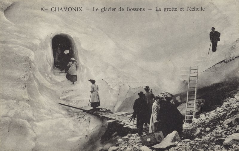 Gruta e escada de gelo, Glaciar Bossons, Chamonix, França (foto a p/b) de French Photographer