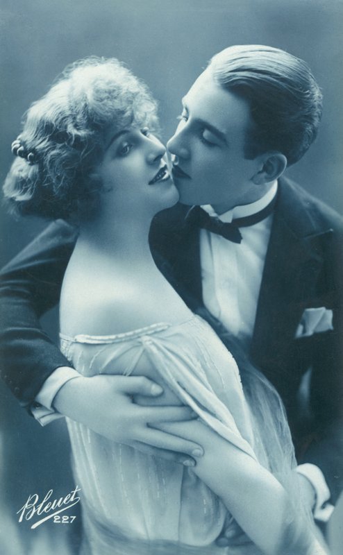 Casal beijador (foto a p/b) de French Photographer