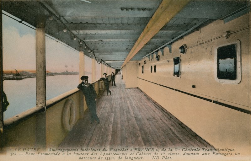Le Havre - interior da SS França, transatlantique da Compagnie Generale. Promenade deck, com um comprimento de 135 metros, no auge das cabines de primeira classe. Postal enviado em 1913. de French Photographer