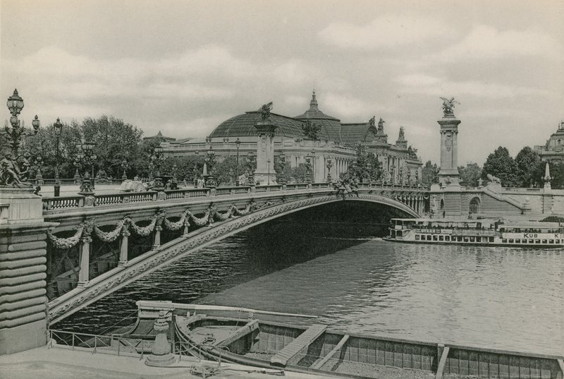 A Ponte Alexandre III e o Grande Palácio, a Ponte Alexandre e o Grande Palácio (fotogravação) de French Photographer