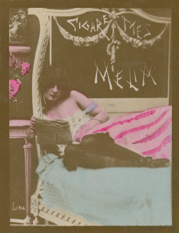 Lina, garota na cama lendo jornal de French Photographer