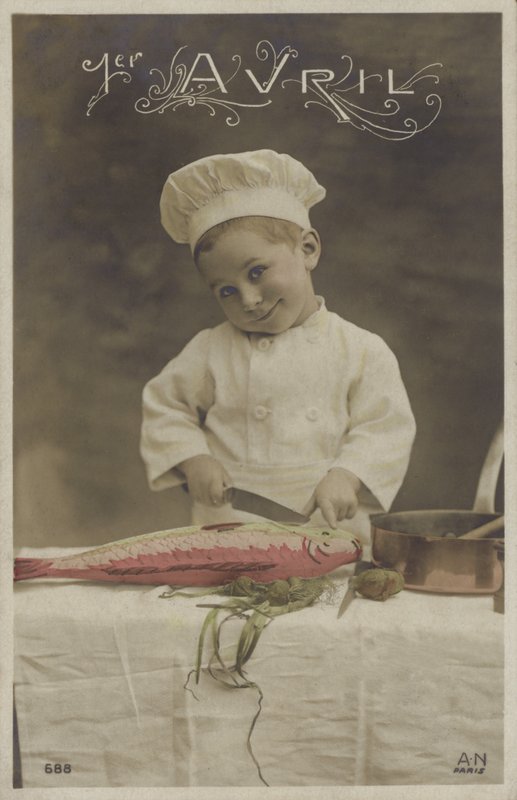 Rapazinho cozinhando um peixe (foto colorida) de French Photographer