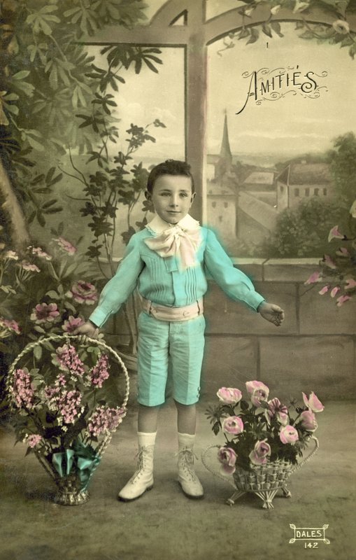 Menino pequeno em azul (foto colorida) de French Photographer