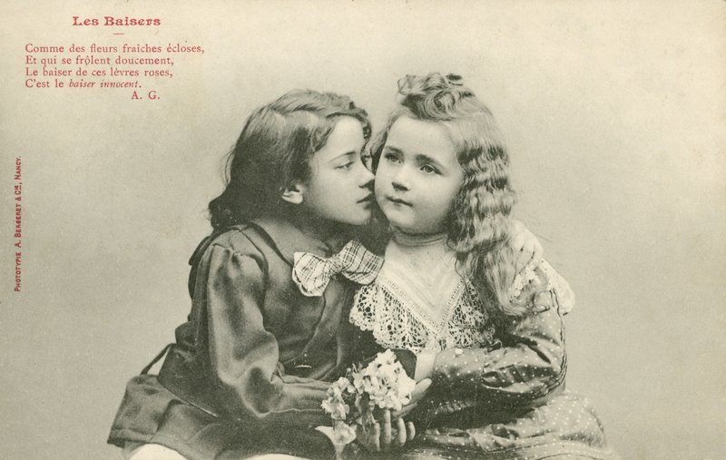 Menino a beijar uma menina (foto a p/b) de French Photographer