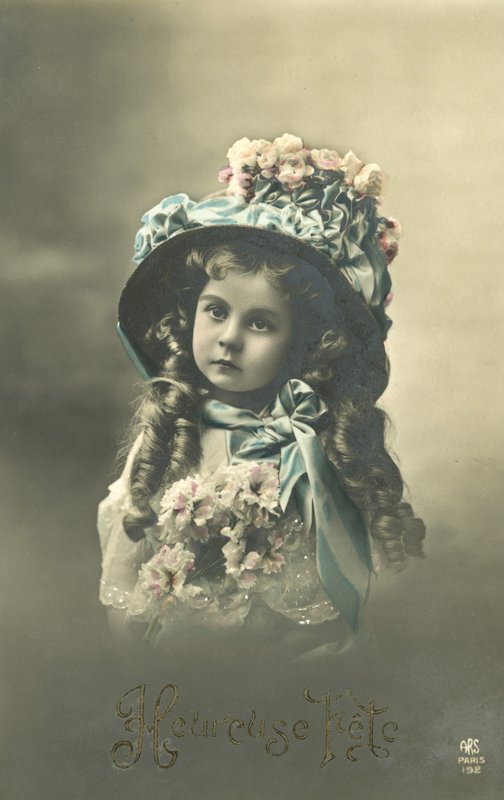 Menina com um chapéu grande (foto a cores) de French Photographer