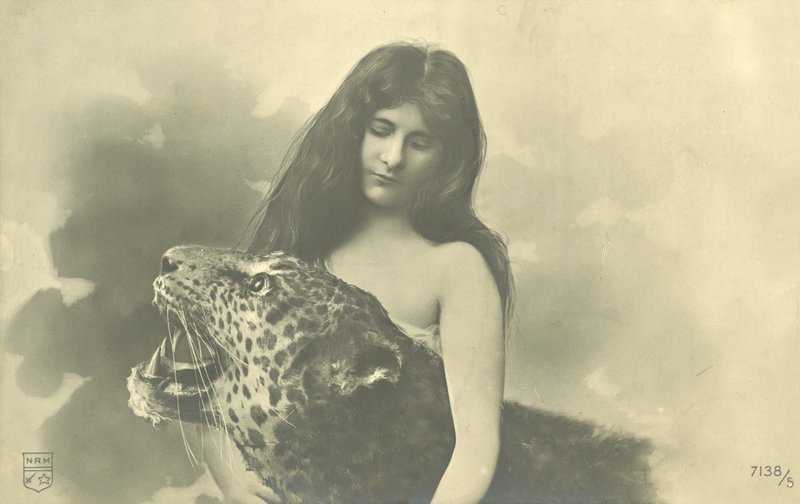 Menina de cabelo comprido com braços em volta de leopardo recheado (foto a p/b) de French Photographer