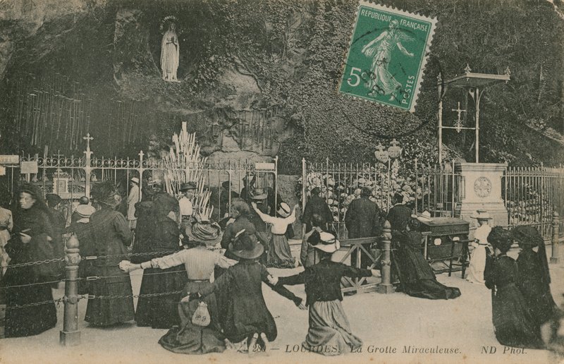 Lourdes, a caverna milagrosa. Postal enviado em 28 de março de 1913. de French Photographer
