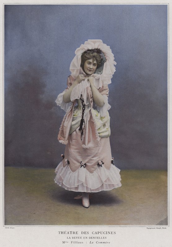 Mademoiselle Filliaux e La Commere em La Revue des Dentelles (foto colorida) de French Photographer