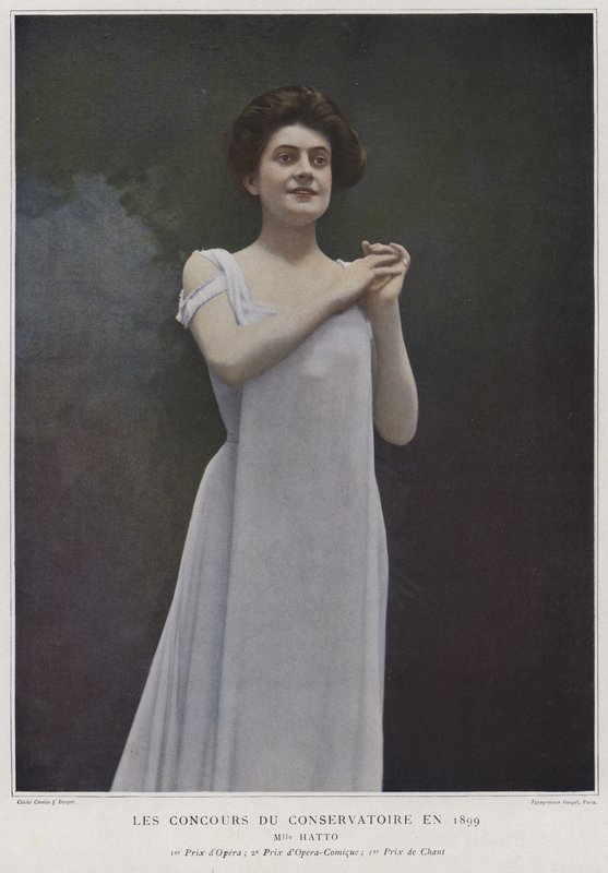 Mademoiselle Hatto, premiada cantora nos concursos do Conservatório de Paris, 1899 (foto colorida) de French Photographer