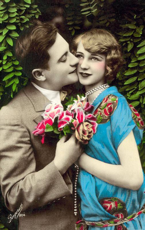 Homem, carregando flores, beijando menina bonita na bochecha de French Photographer