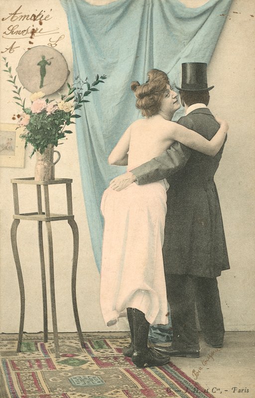 Homem, em, chapéu superior, com, arme ao redor, half-dressed, mulher de French Photographer