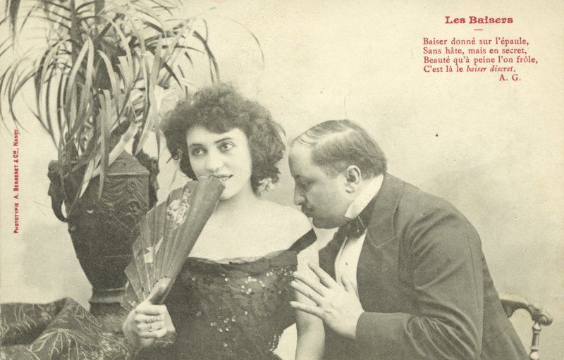 Homem a beijar o ombro de uma mulher (foto a p/b) de French Photographer