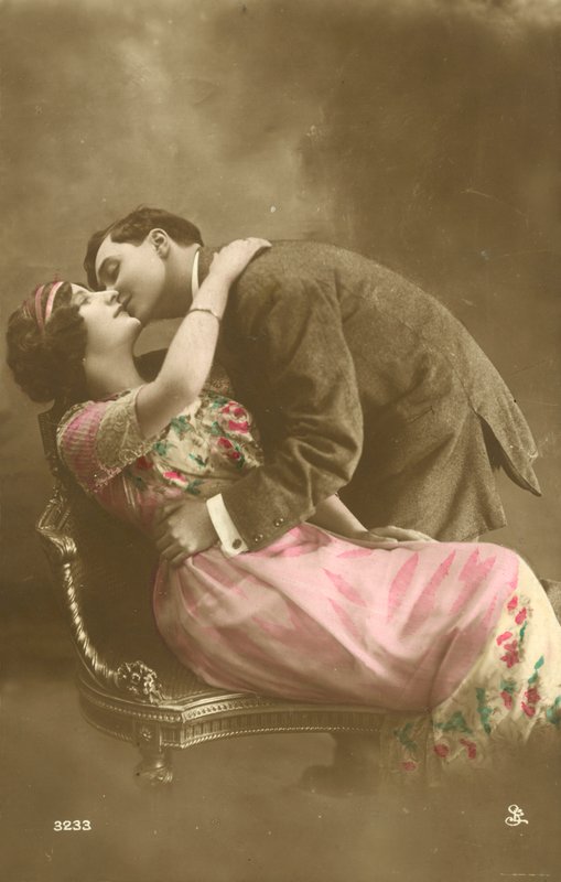 Homem beijando garota na bochecha de French Photographer
