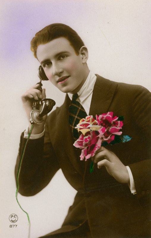 Homem, telefone, segurando, flores de French Photographer