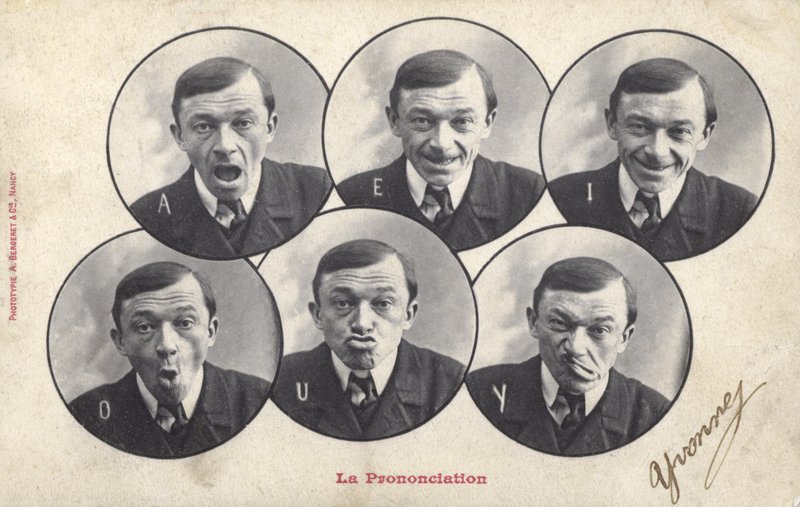 Homem a puxar caras (foto a p/b) de French Photographer