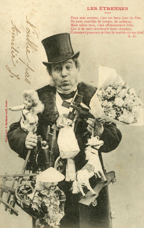 Homem, sobrecarregado com presentes para crianças de French Photographer