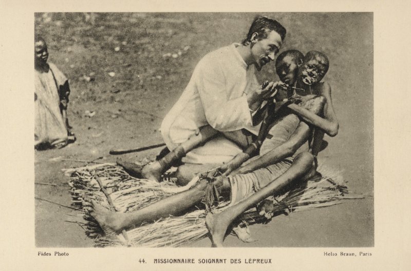 Missionário tendendo a leprosos de French Photographer
