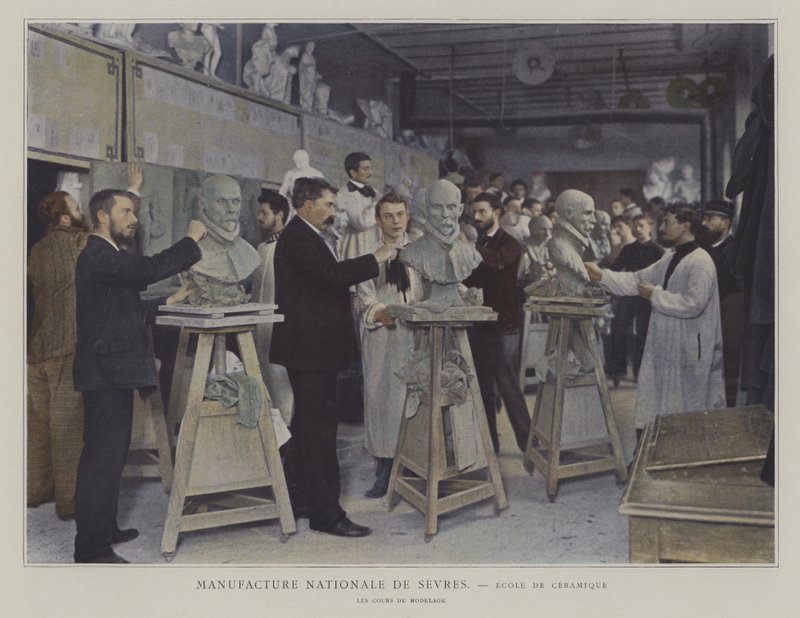 Aula de modelismo na escola de cerâmica da fábrica de porcelana de Sevres, França (foto a cores) de French Photographer