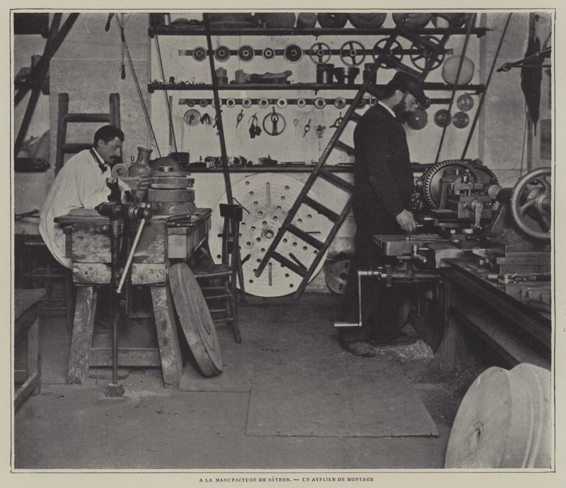 Oficina de montagem na fábrica de porcelana de Sevres, França (foto a p/b) de French Photographer