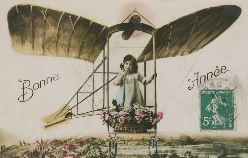Cartão de saudação de ano novo de uma garota em um avião, 1913 (foto colorida à mão) de French Photographer