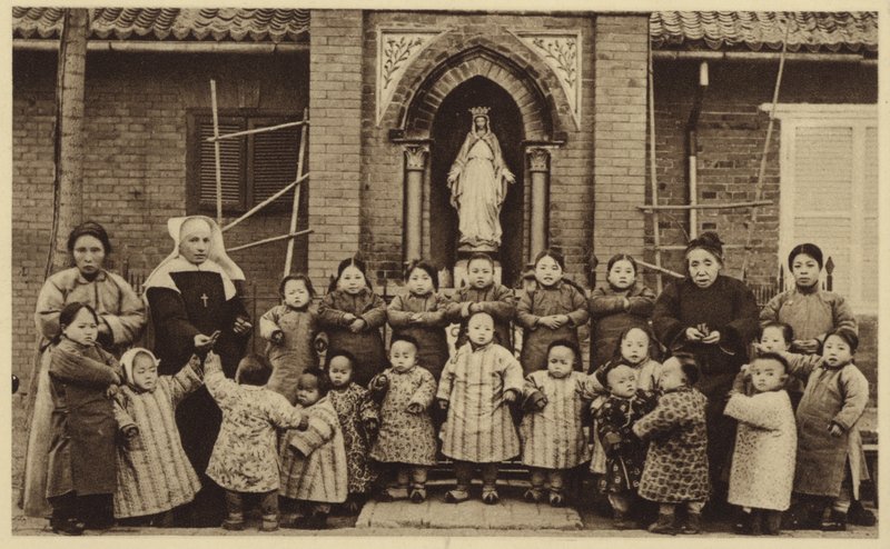 Órfãos posam fora do orfanato na China de French Photographer