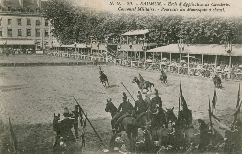 Desfile na escola de cavalaria em saumur. Postal enviado em 1913. de French Photographer
