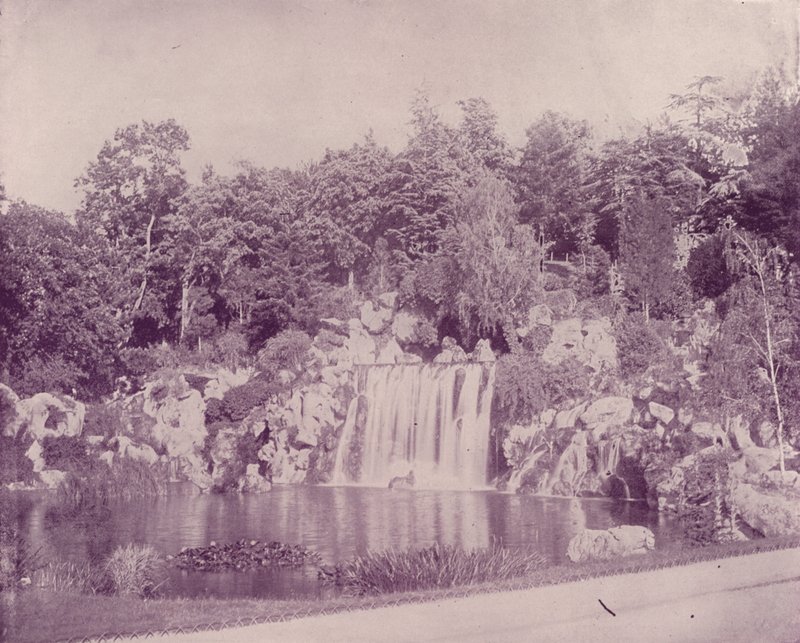 Paris: Grande Cascata no Bois de Boulogne (foto a p/b) de French Photographer