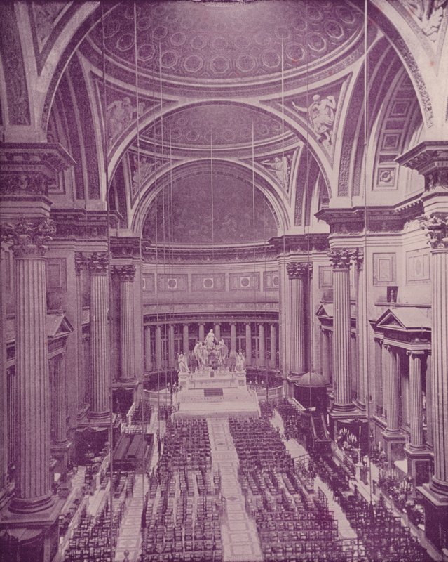 Paris: Interior da Igreja dos Medeleinos (foto a p/b) de French Photographer