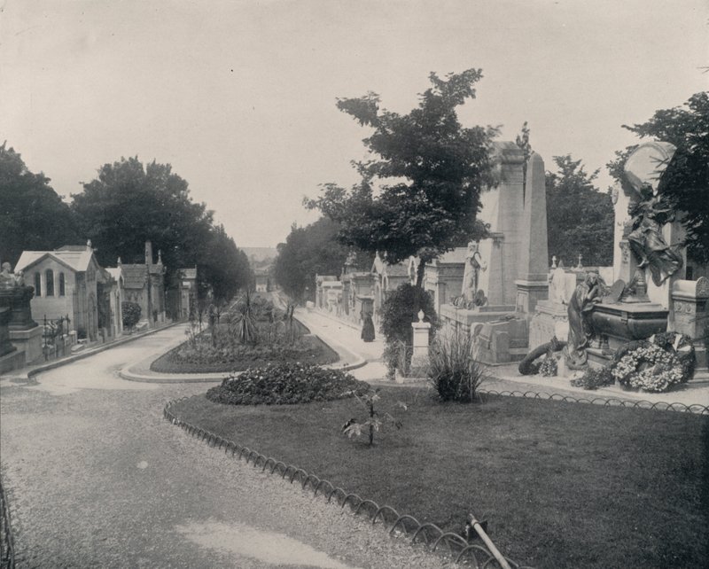 Paris: Avenida Principal no Cemitério Pere-Lachaise (foto a p/b) de French Photographer