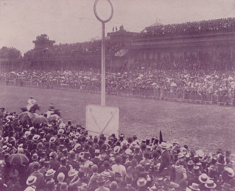 Paris: Dia de Corrida em Longchamps (foto a p/b) de French Photographer