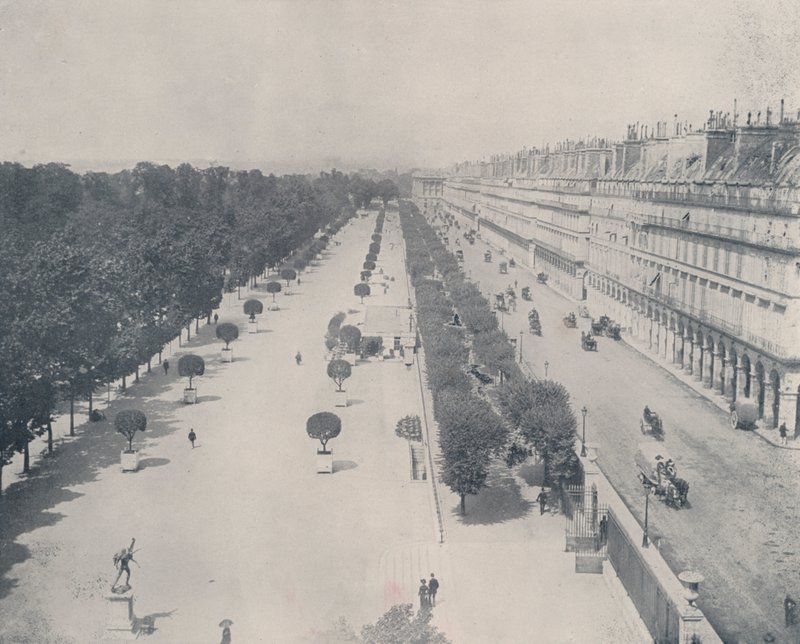 Paris: Rue de Rivoli e Terrace do Jardim das Tuileries (foto a p/b) de French Photographer
