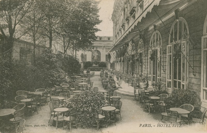 Pátio do Hotel Ritz, Paris. Postal enviado em 1913. de French Photographer