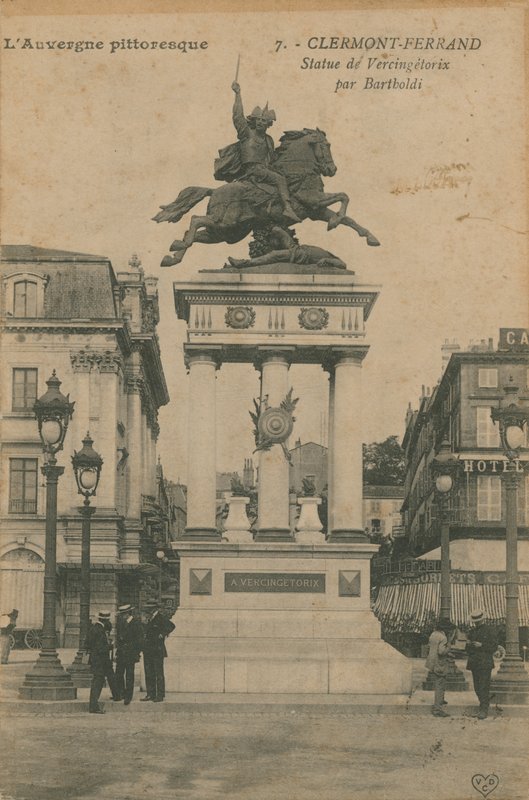 Auvergne pitoresca - estátua de Vercingetorix por Bartholdi em Clermont-Ferrand. Postal enviado em 1913. de French Photographer