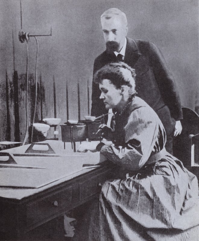 Pierre e Marie Curie, descobridores do Radium, em seu laboratório na Universidade de Paris, 1898 de French Photographer
